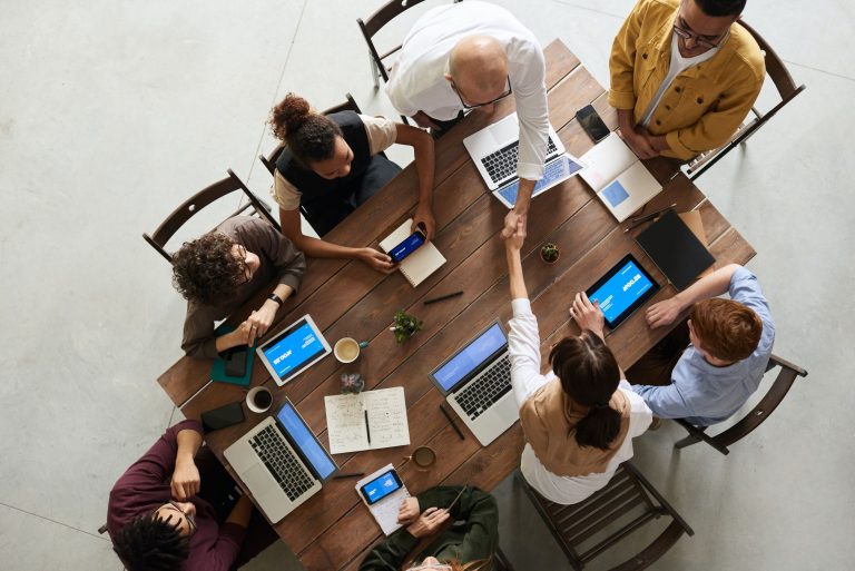 Get a 0800 virtual phone number with CallGear and offer free calls to